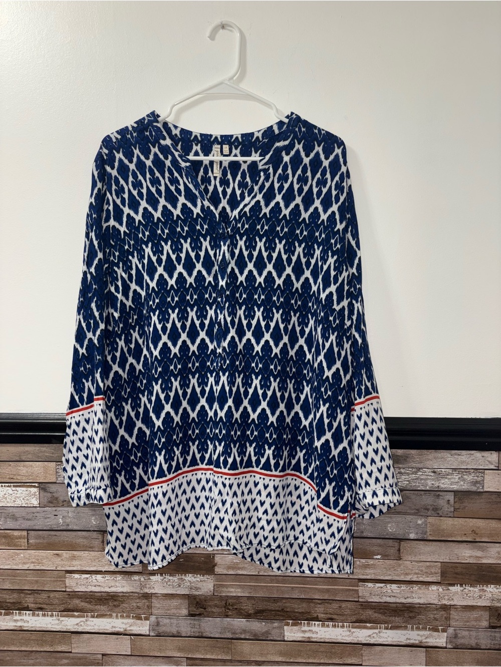 Grand & Greene Women's Navy and White Printed V-Neck Long Sleeve Top Size 1X